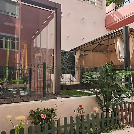 Проживание в семье Double Bedroom In Apartment With Terrace Center Lisbon